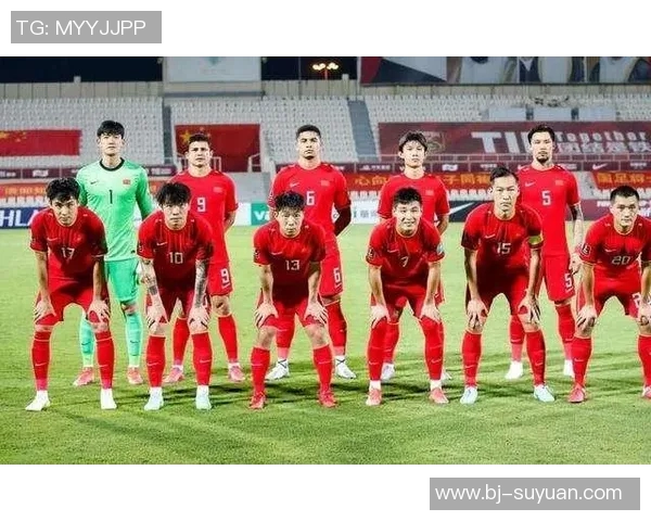 足球巨星风度翩翩帅气登场引爆全场观众热烈欢呼氛围