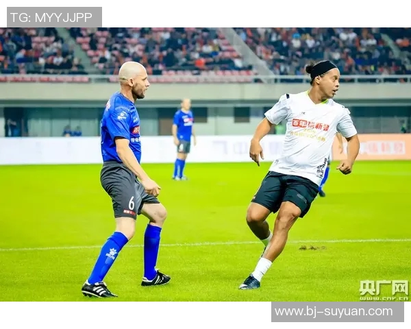 仰视绿茵巨星力量感受足球传奇风采瞬间定格