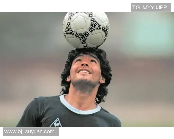 传奇足球巨星马拉多纳精彩瞬间卡片展现其辉煌职业生涯